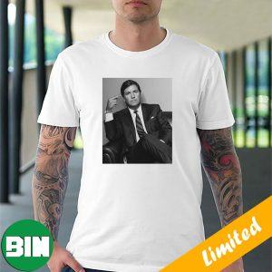 Funny Tucker Carlson With Middle Finger To Fox News Funny T-Shirt