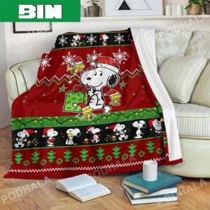 Snoopy Christmas Gift 2023 Funny Snoopy And Snowflake Pattern Blanket